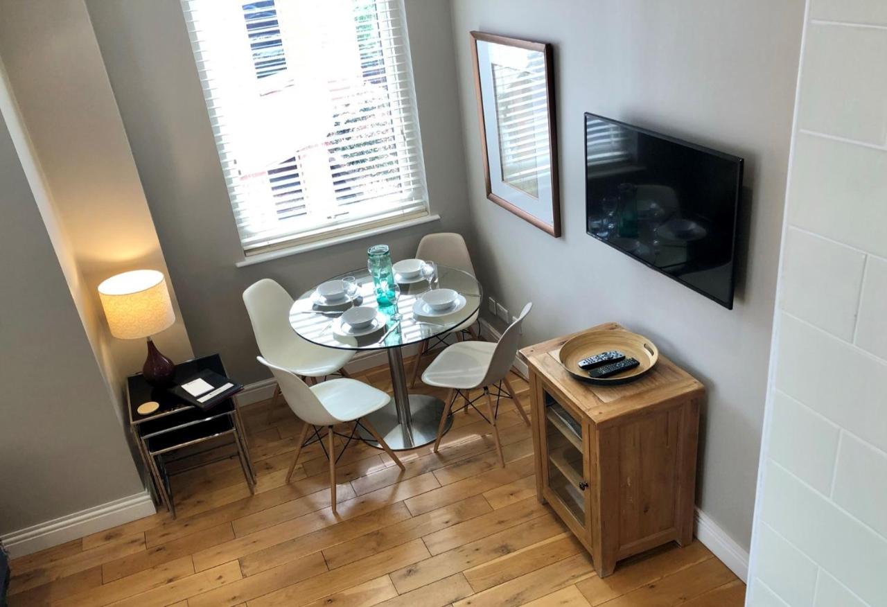 The Courtyard 2 Bedroom Apartments In Central Windsor With Parking Extérieur photo