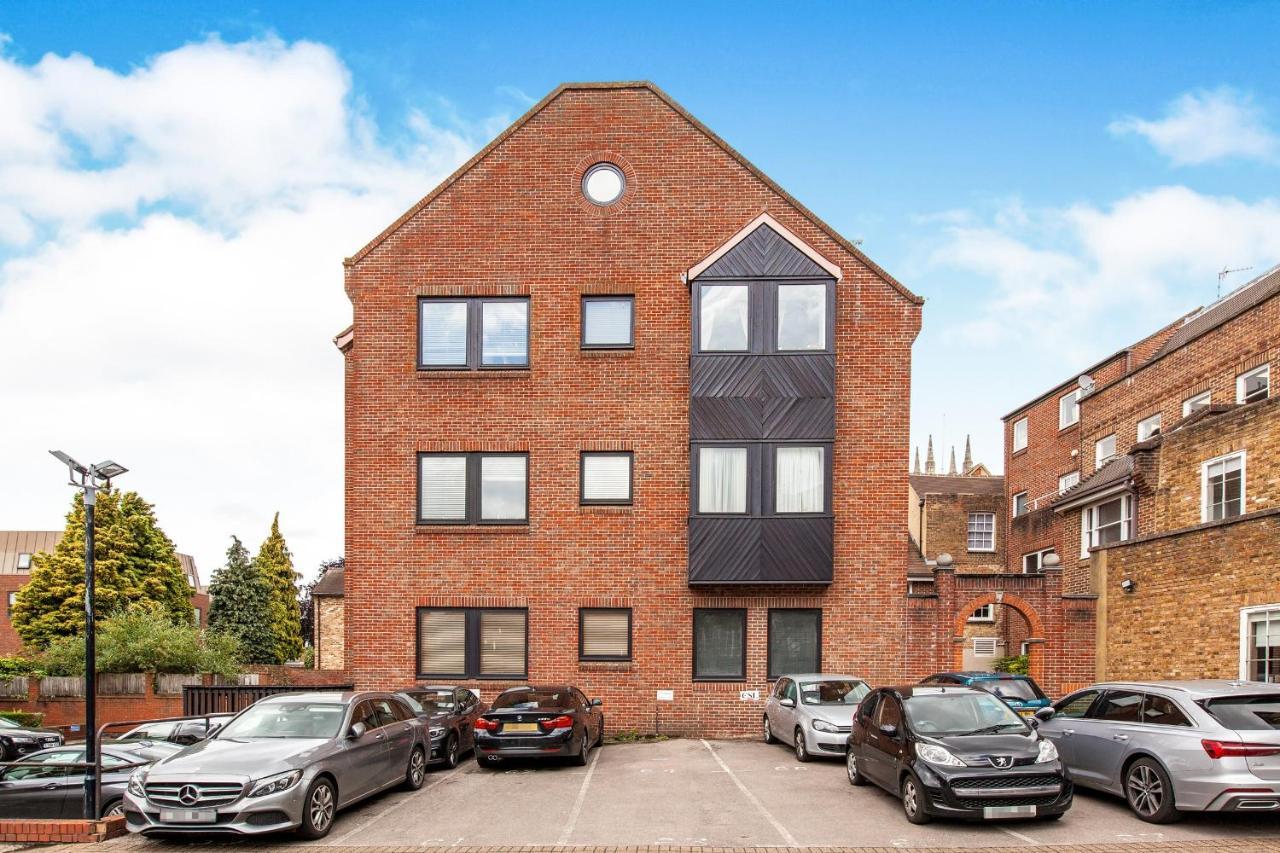 The Courtyard 2 Bedroom Apartments In Central Windsor With Parking Extérieur photo