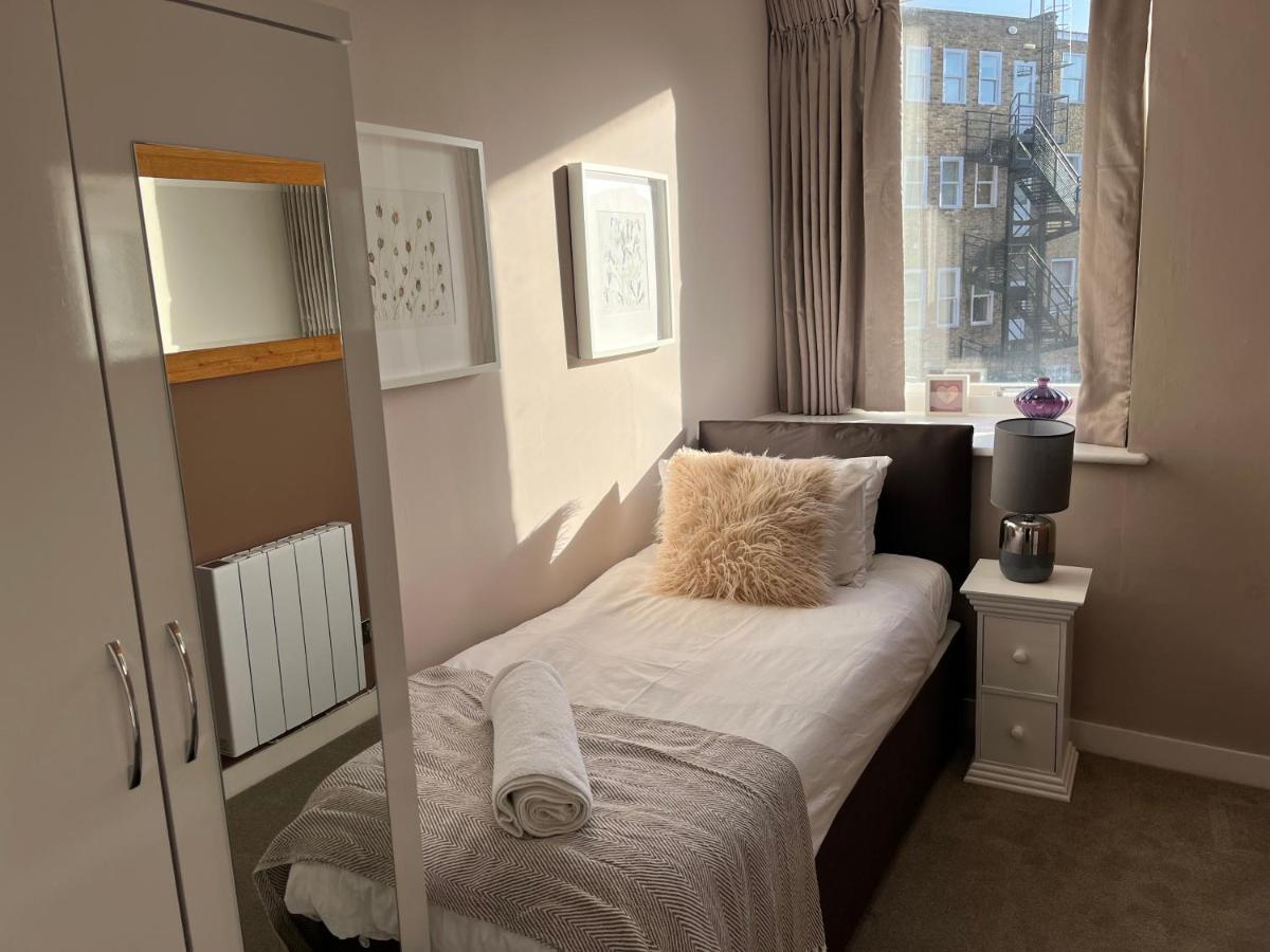 The Courtyard 2 Bedroom Apartments In Central Windsor With Parking Extérieur photo