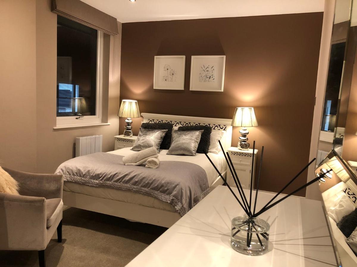 The Courtyard 2 Bedroom Apartments In Central Windsor With Parking Extérieur photo