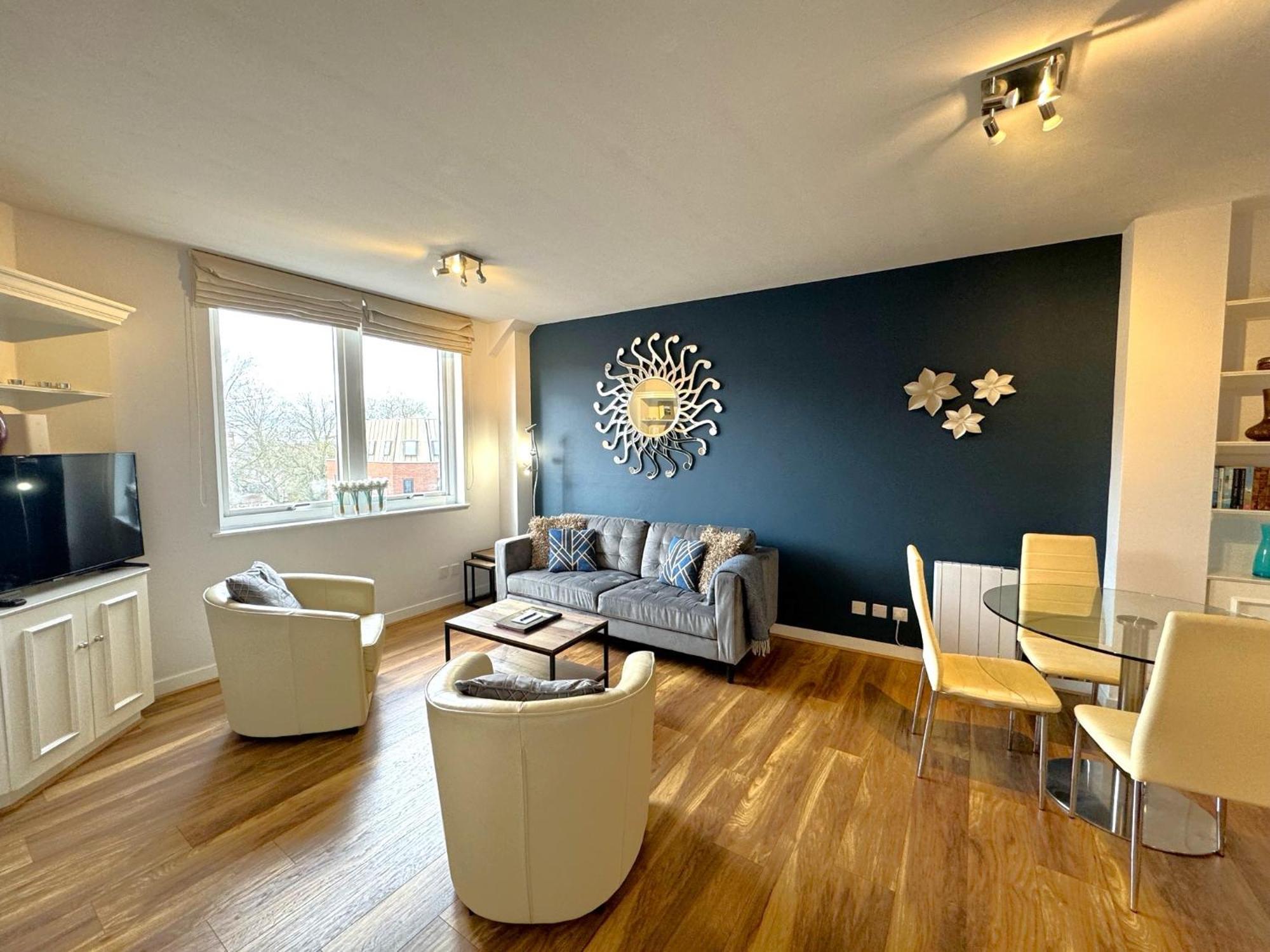 The Courtyard 2 Bedroom Apartments In Central Windsor With Parking Extérieur photo