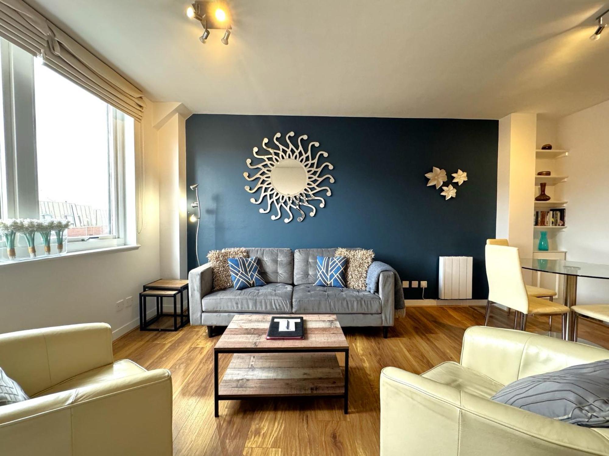 The Courtyard 2 Bedroom Apartments In Central Windsor With Parking Extérieur photo