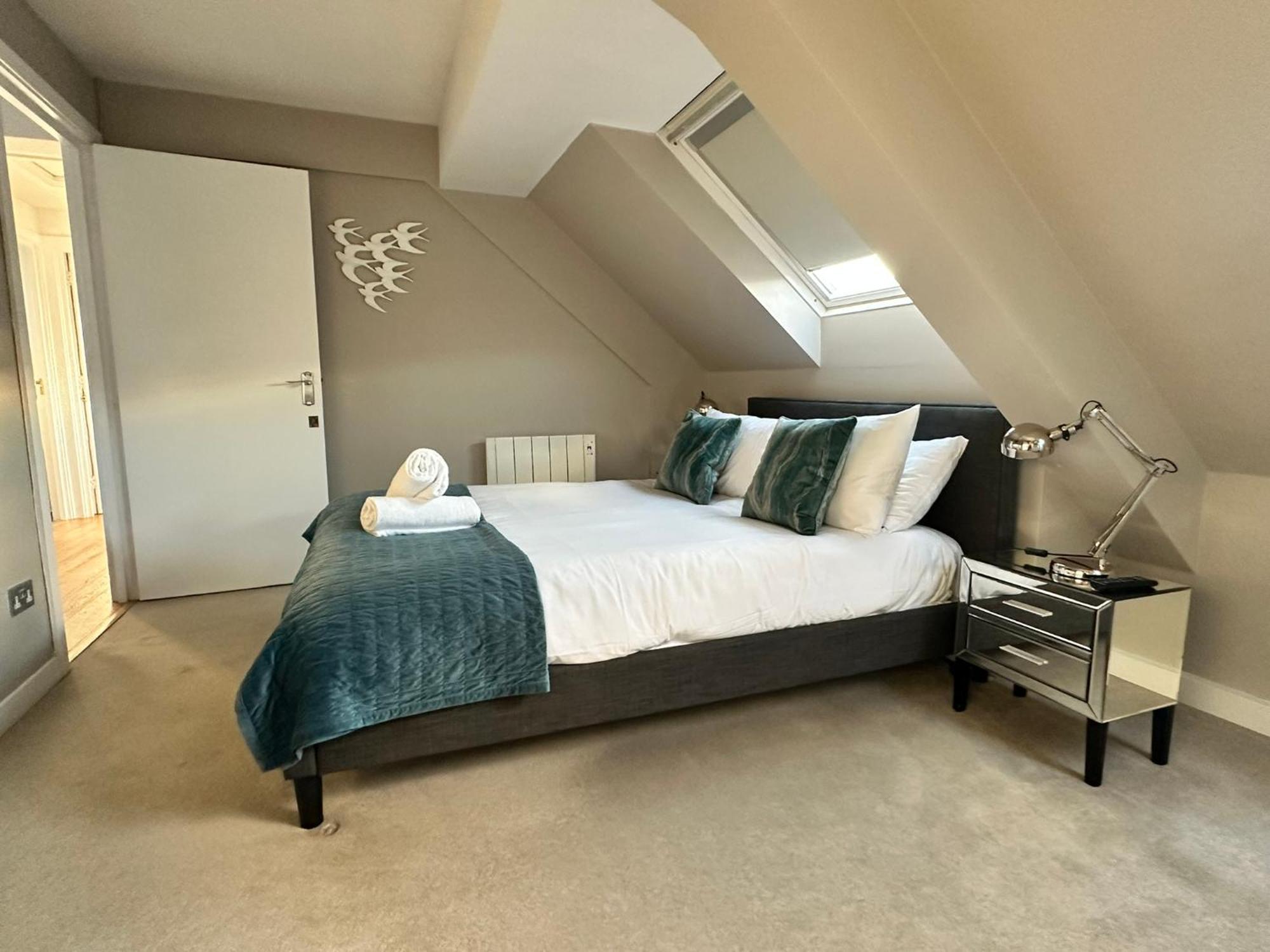 The Courtyard 2 Bedroom Apartments In Central Windsor With Parking Extérieur photo