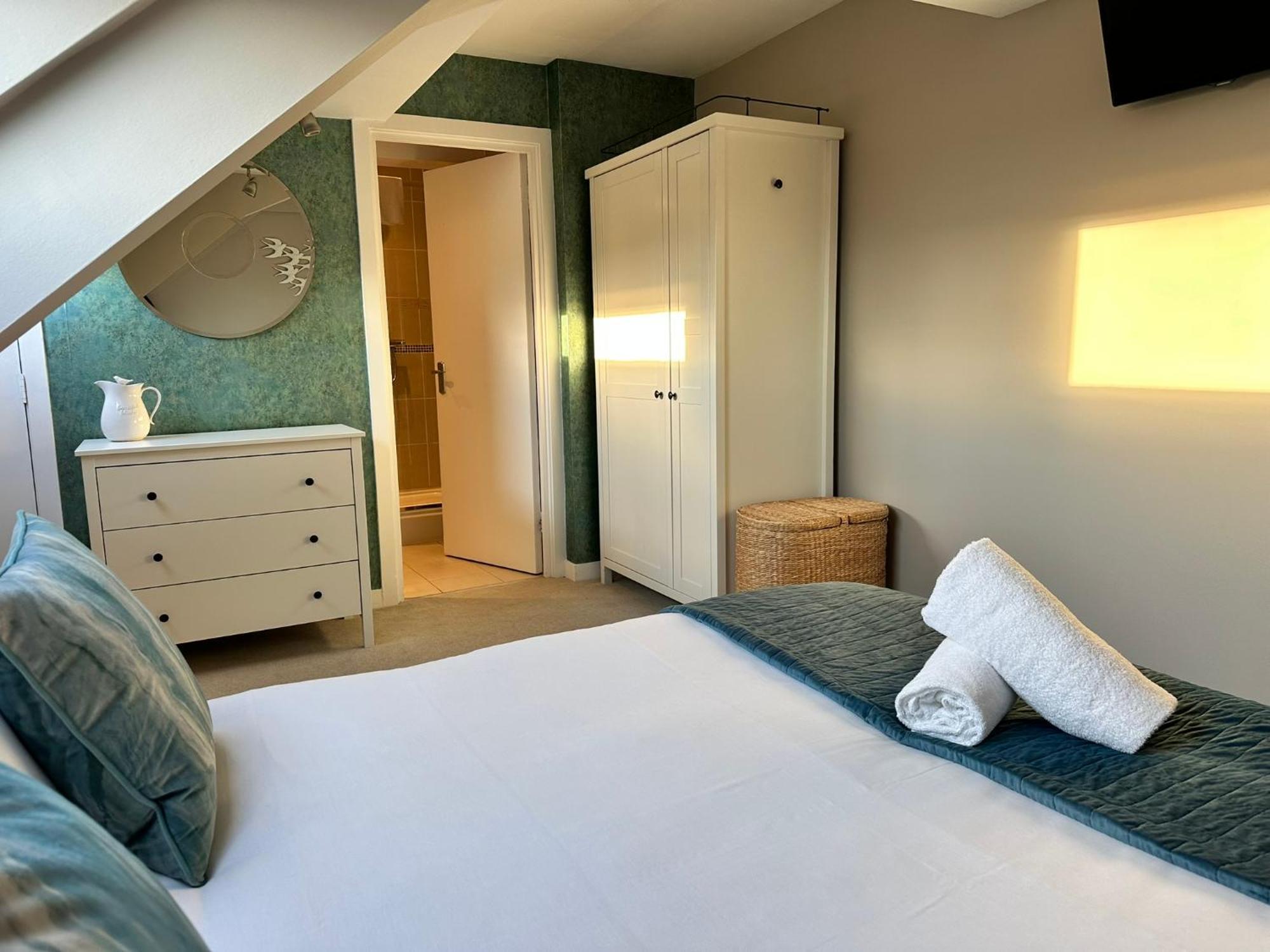 The Courtyard 2 Bedroom Apartments In Central Windsor With Parking Extérieur photo