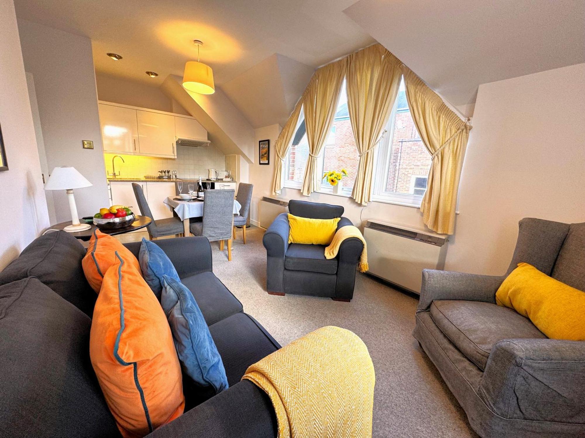 The Courtyard 2 Bedroom Apartments In Central Windsor With Parking Extérieur photo