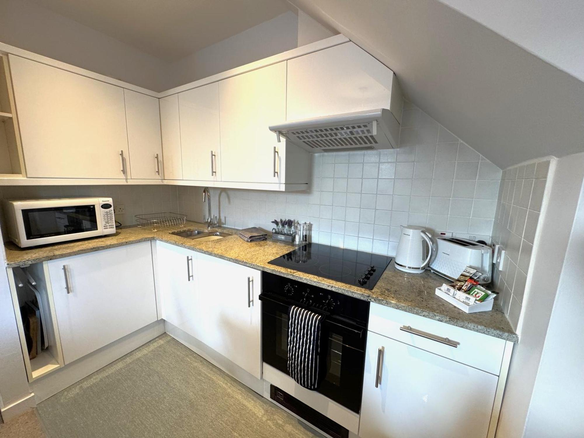 The Courtyard 2 Bedroom Apartments In Central Windsor With Parking Extérieur photo