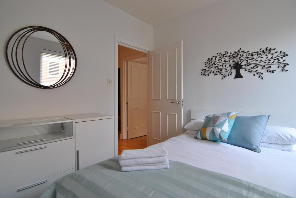 The Courtyard 2 Bedroom Apartments In Central Windsor With Parking Extérieur photo