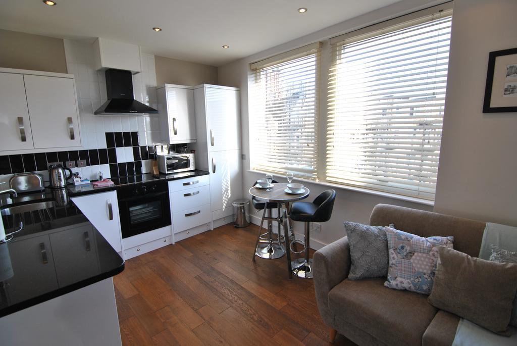 The Courtyard 2 Bedroom Apartments In Central Windsor With Parking Extérieur photo