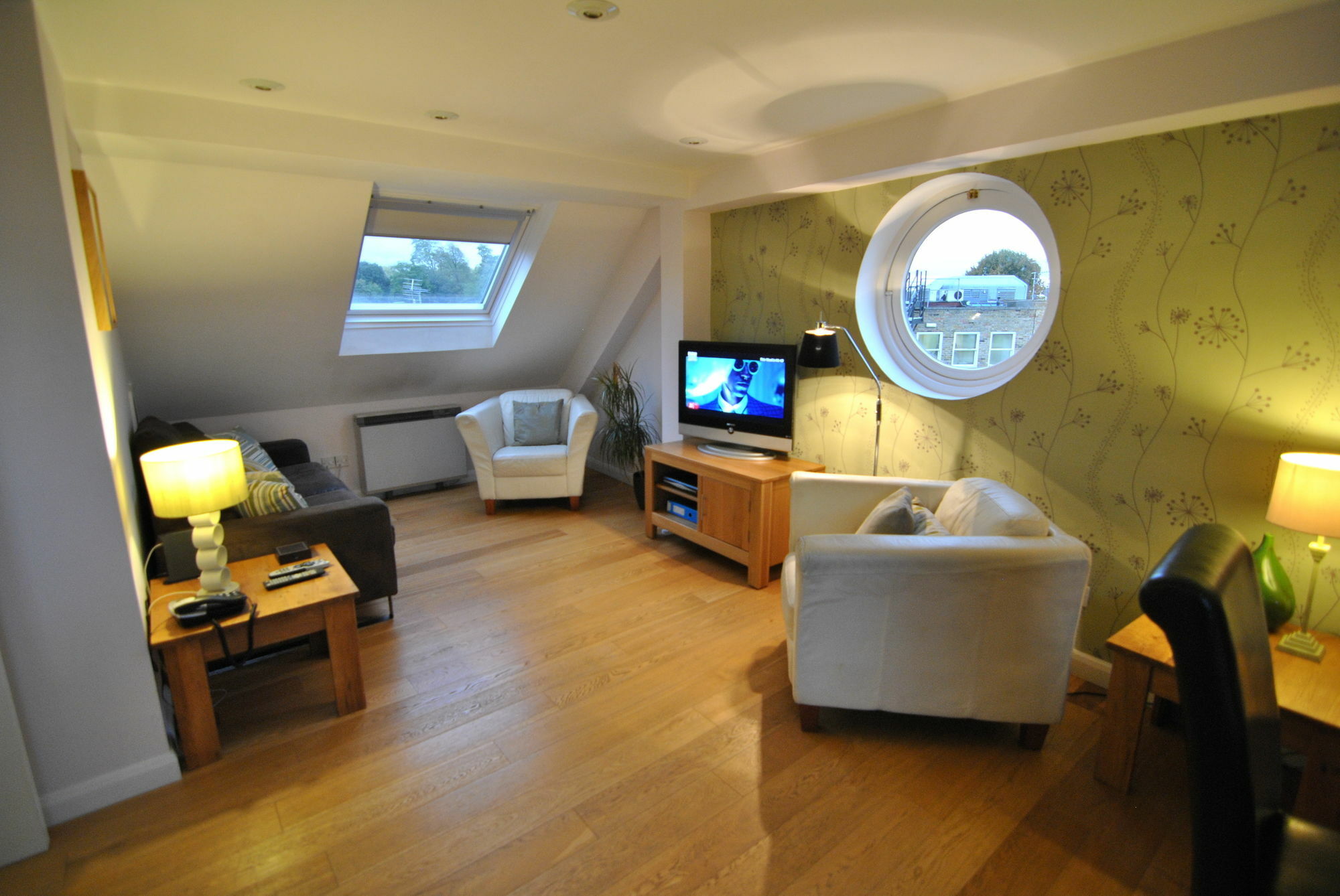 The Courtyard 2 Bedroom Apartments In Central Windsor With Parking Extérieur photo