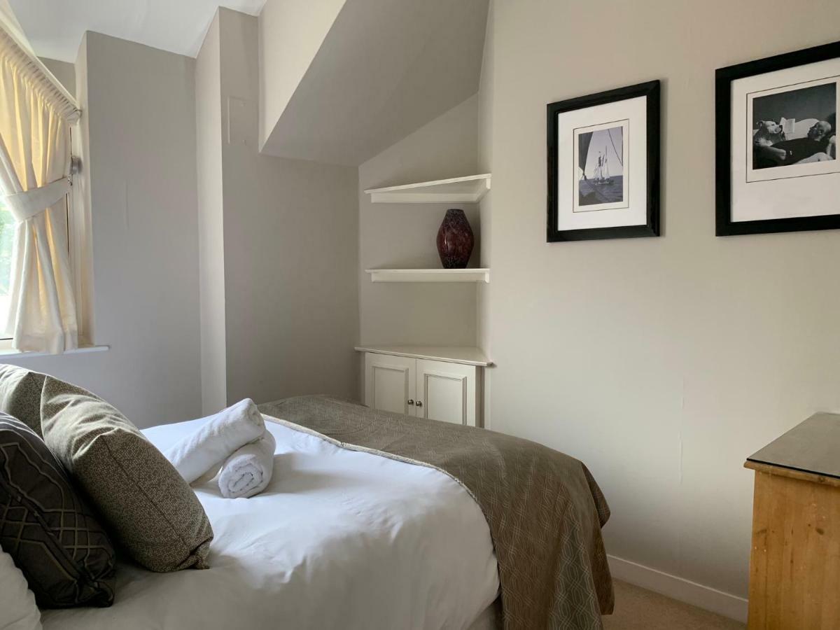 The Courtyard 2 Bedroom Apartments In Central Windsor With Parking Extérieur photo